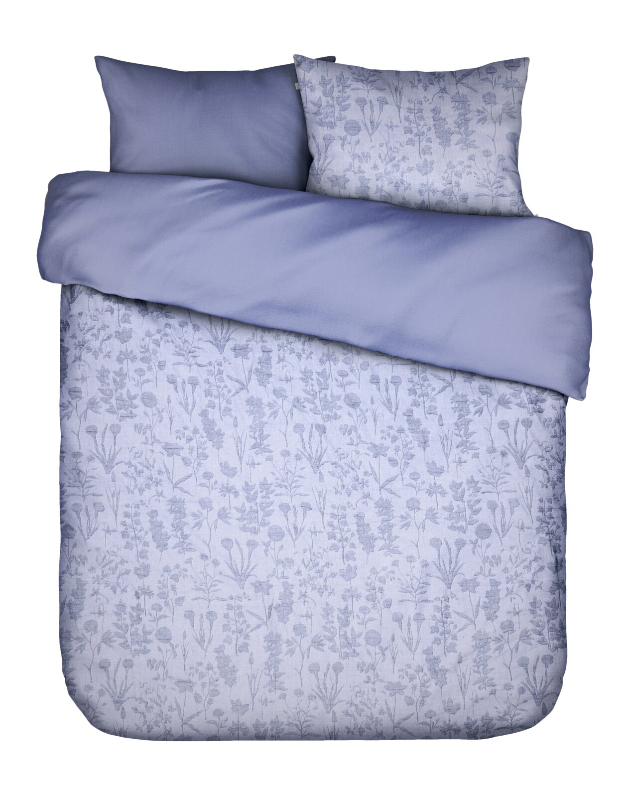 Beddengoedset in blauw met bloemenpatroon, bestaande uit een kussensloop en een dekbedovertrek, gefotografeerd vanuit vogelperspectief.