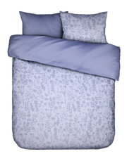 Beddengoedset in blauw met bloemenpatroon, bestaande uit een kussensloop en een dekbedovertrek, gefotografeerd vanuit vogelperspectief.