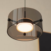 Moderne LED-Hängeleuchte mit rauchgrauem Glasschirm, von unten betrachtet.