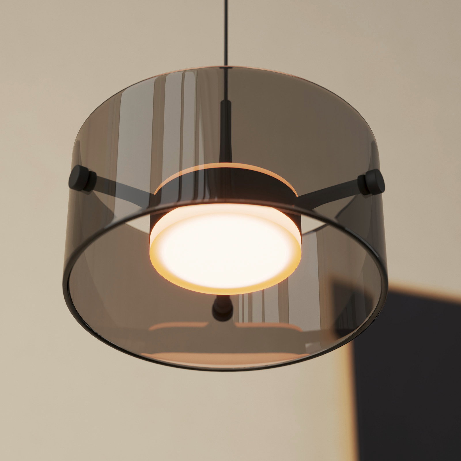 Moderne LED-Hängeleuchte mit rauchgrauem Glasschirm, von unten betrachtet.