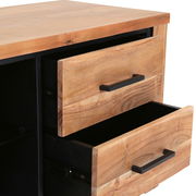 Nahaufnahme eines Lowboards aus Holz mit zwei geöffneten Schubladen und schwarzen Griffen, Perspektive von vorne rechts.