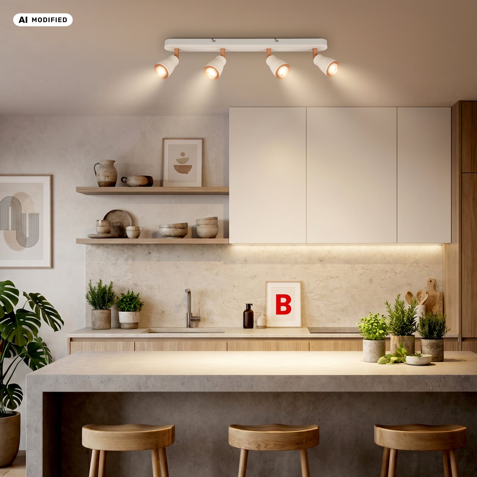 Moderne weiße Decken-Spotleiste mit vier verstellbaren Strahlern und warmem Licht über einer minimalistischen Küche, Ansicht leicht von unten/Frontansicht.