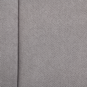 Nahaufnahme eines grauen Stoffes mit feiner Webstruktur, von oben betrachtet.