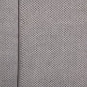 Nahaufnahme eines grauen Stoffes mit feiner Webstruktur, von oben betrachtet.