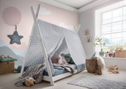 Kinderzimmer mit einem Zeltbett aus Holz und einem grauen Stoffdach mit weißen Sternen, seitliche Perspektive.