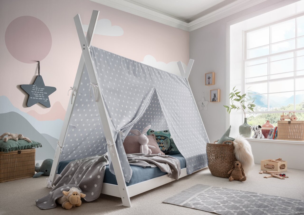 Kinderzimmer mit einem Zeltbett aus Holz und einem grauen Stoffdach mit weißen Sternen, seitliche Perspektive.