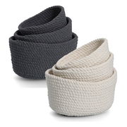 Zwei ineinander gestapelte Aufbewahrungskorb-Sets, eines in Dunkelgrau und eines in Cremeweiß, aus geflochtenem Material, seitliche Perspektive.