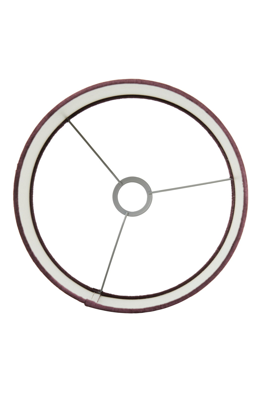 Ansicht von oben auf einen runden Lampenschirm mit Metallstreben und einem zentralen Ring.