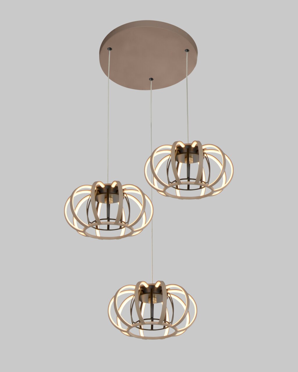 Moderne Pendelleuchte mit drei runden, leuchtenden Elementen in Drahtkäfig-Design, von unten betrachtet.