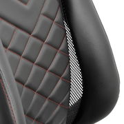 Nahaufnahme eines Gaming Stuhls mit schwarzem Kunstleder und roten Nähten, seitliche Perspektive