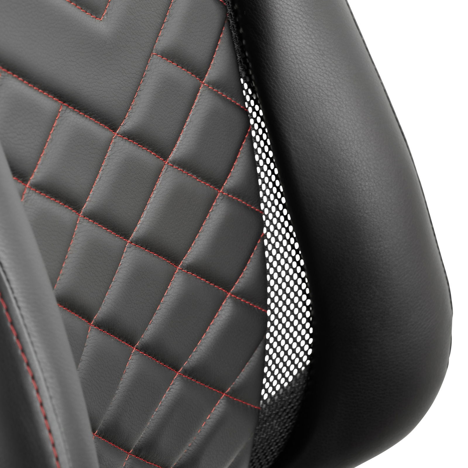 Nahaufnahme eines Gaming Stuhls mit schwarzem Kunstleder und roten Nähten, seitliche Perspektive