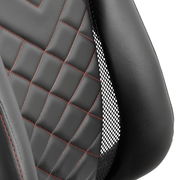 Nahaufnahme eines Gaming Stuhls mit schwarzem Kunstleder und roten Nähten, seitliche Perspektive