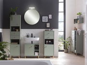 Modernes Badezimmer mit grünem Highboard, Waschbecken und Spiegel, seitliche Perspektive