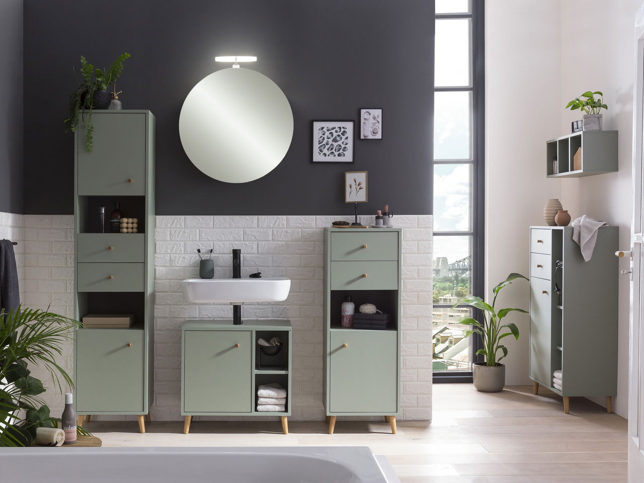 Modernes Badezimmer mit grünem Highboard, Waschbecken und Spiegel, seitliche Perspektive