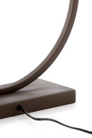 Nahaufnahme eines modernen Lampenfußes mit rundem Design und Kabel, seitliche Perspektive