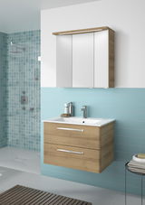 Moderner Badblock mit Holzoptik und weißem Waschbecken, frontal betrachtet