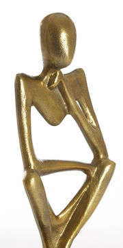 Goldene abstrakte Skulptur eines sitzenden Menschen in nachdenklicher Pose, seitliche Perspektive
