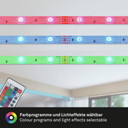 RGB-LED Flexband mit Fernbedienung, zeigt verschiedene Farben und Lichteffekte aus der Perspektive eines Wohnzimmers.