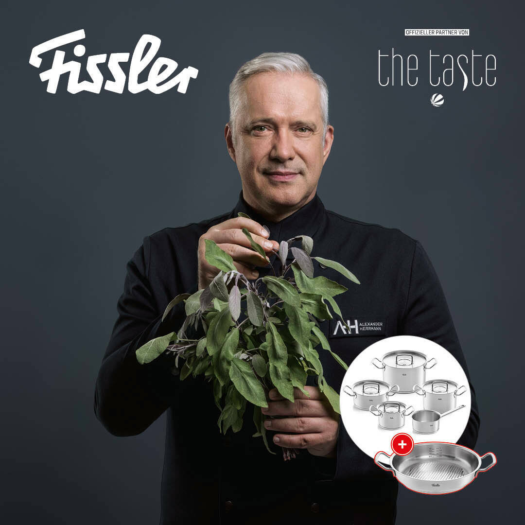 Koch mit Kräutern und Fissler Topfset Original-Profi 5-tlg. aus der Vorderansicht