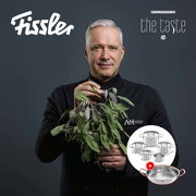 Koch mit Kräutern und Fissler Topfset Original-Profi 5-tlg. aus der Vorderansicht