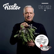 Koch mit Kräutern und Fissler Topfset Original-Profi 5-tlg. aus der Vorderansicht