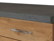 Nahaufnahme einer Küchenschublade mit Holzoptik und grauer Arbeitsplatte, seitliche Perspektive.