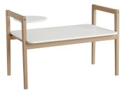 Moderner Tisch mit weißer Tischplatte und hellem Holzgestell, seitliche Perspektive