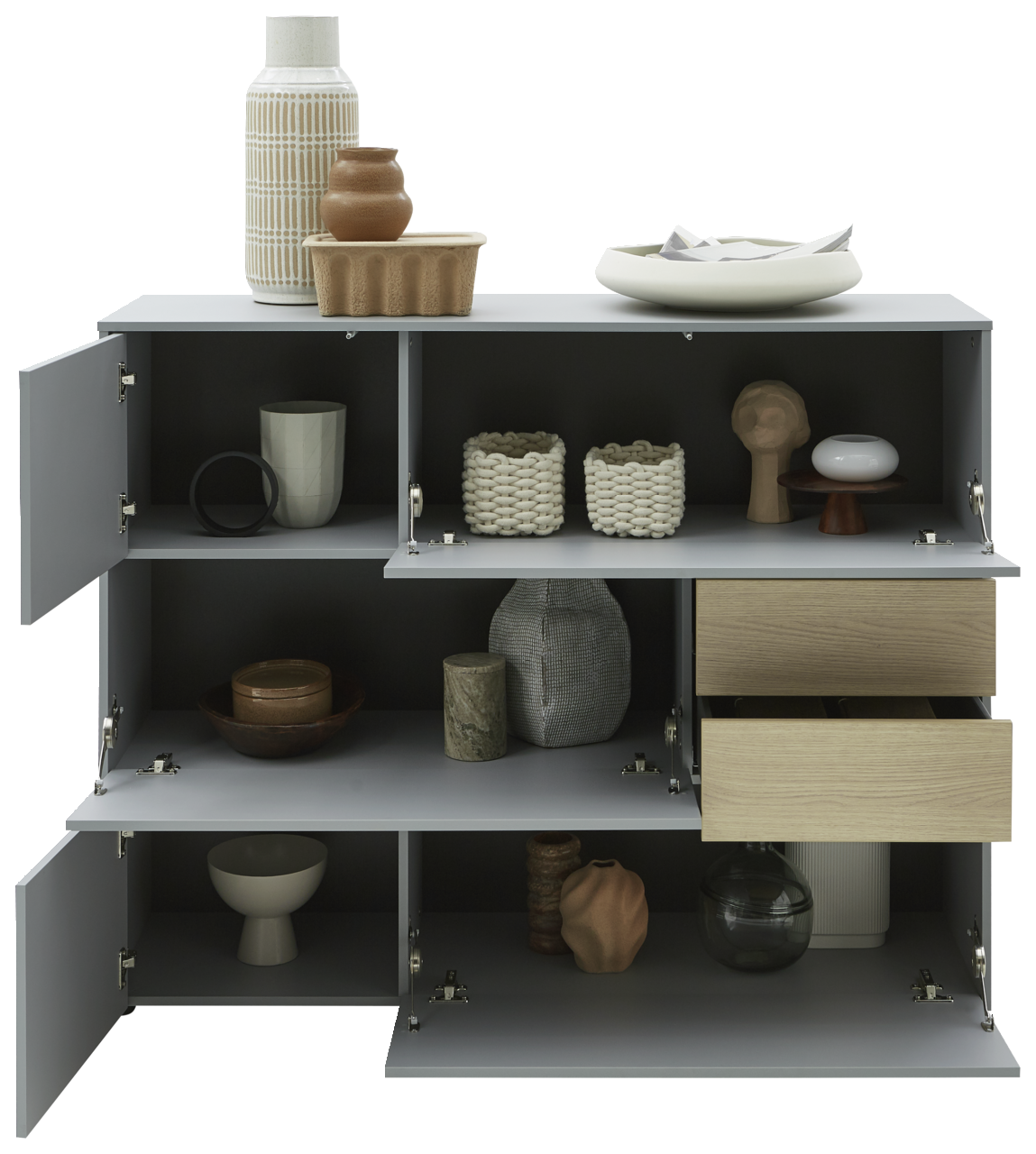 Frontale Ansicht des Highboards Voleo NAOMI mit offenen Türen und Schubladen, dekoriert mit Vasen und Körben.