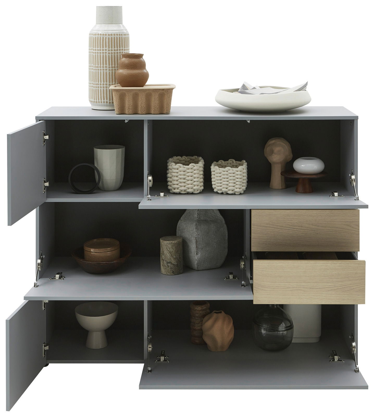 Frontale Ansicht des Highboards Voleo NAOMI mit offenen Türen und Schubladen, dekoriert mit Vasen und Körben.