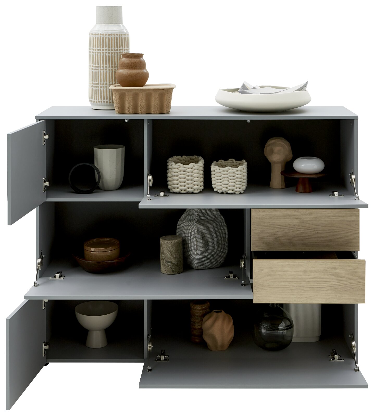 Vooraanzicht van het Voleo NAOMI-highboard met open deuren en lades, versierd met vazen en manden.