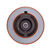 Unteransicht einer AKKU-Tischleuchte mit integriertem JBL-Speaker, zeigt die Unterseite mit technischen Details und Anschlüssen.