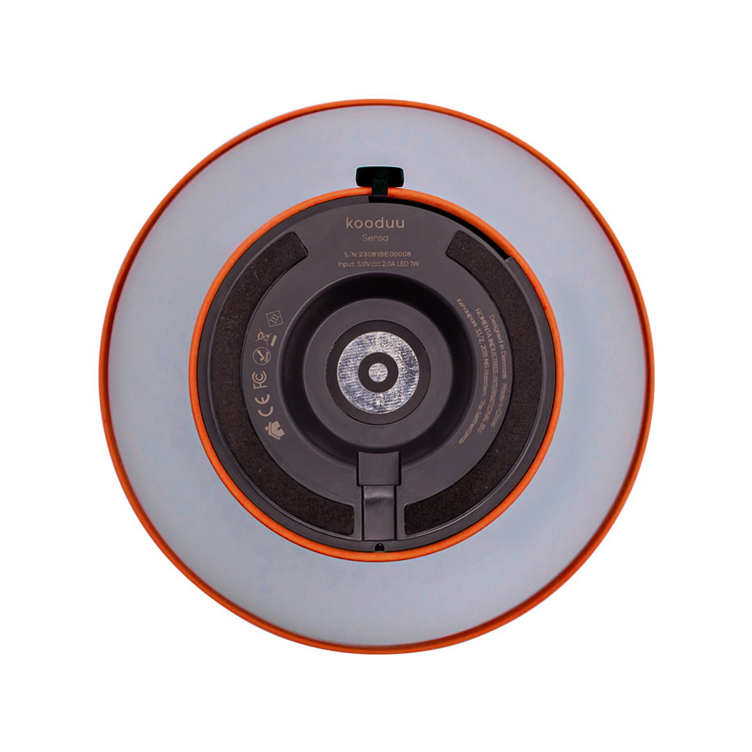 Unteransicht einer AKKU-Tischleuchte mit integriertem JBL-Speaker, zeigt die Unterseite mit technischen Details und Anschlüssen.