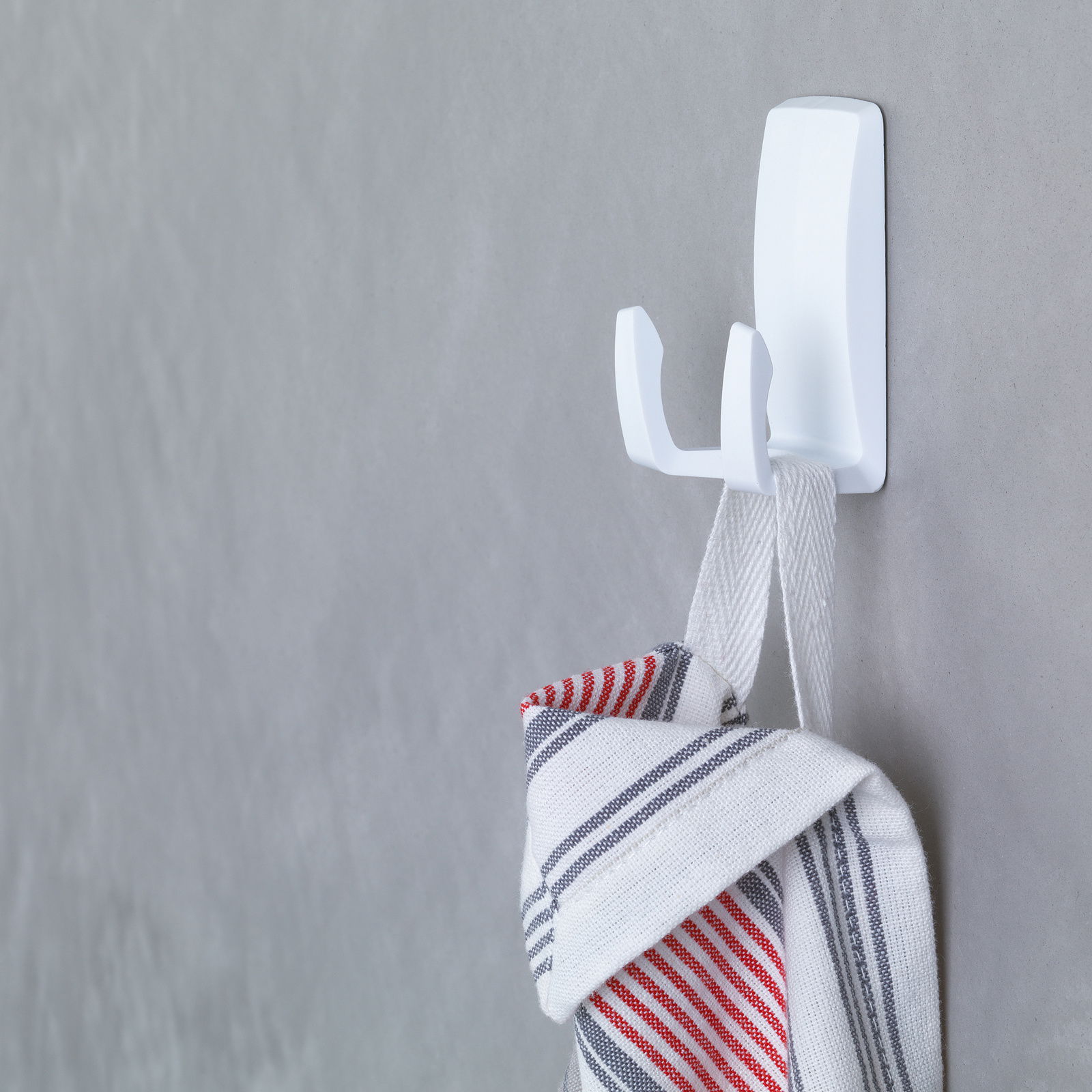 Wandhaken mit Handtuch, seitliche Perspektive