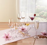 Verschiedene Gläser der Daily-Serie auf einem Tisch mit Blumen, seitliche Perspektive.