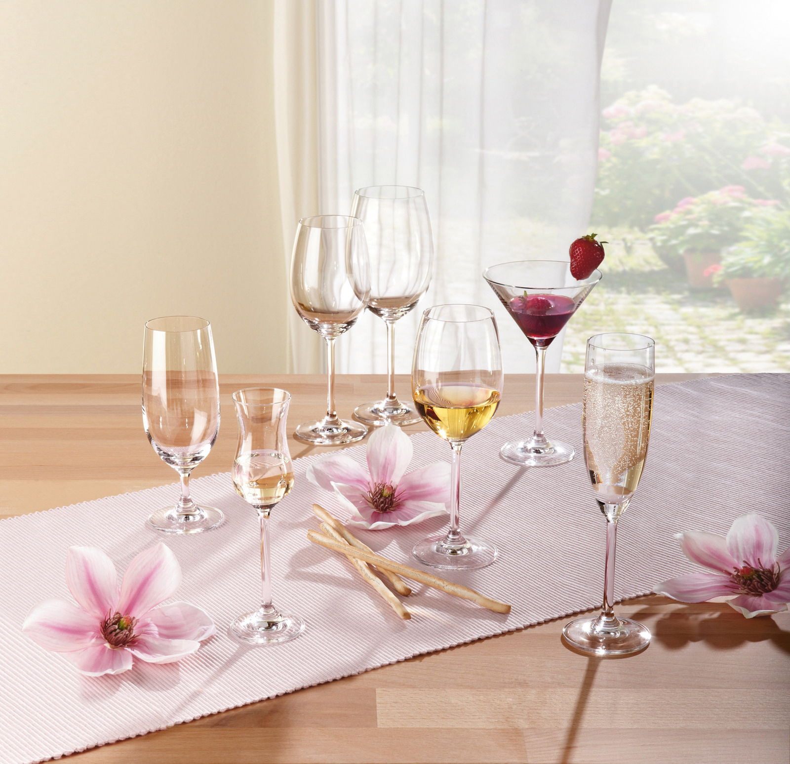 Leonardo Cocktailglas Daily Verschiedene Gläser der Daily-Serie auf einem Tisch mit Blumen, seitliche Perspektive.