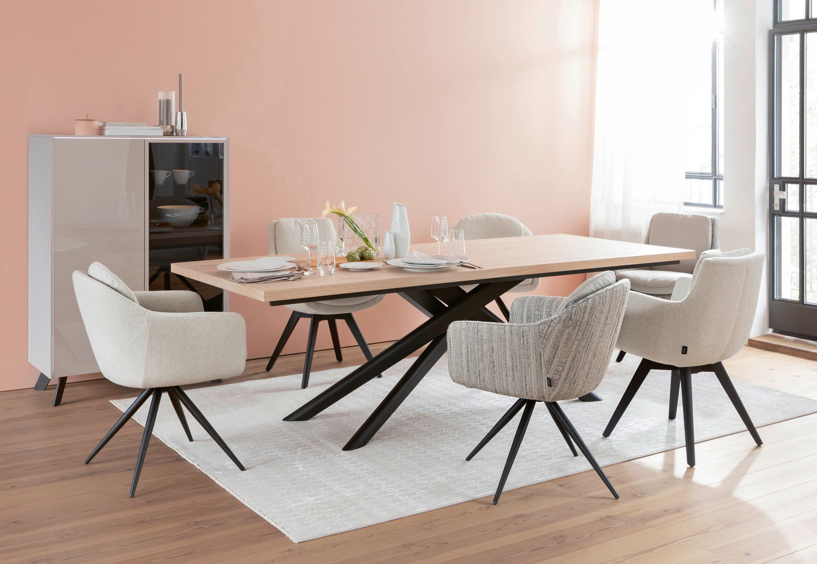 JOOP! Armlehnstuhl CHARACTERS Esszimmer mit modernem Esstisch und mehreren bequemen Armlehnstühlen in einem hellen Raum mit großen Fenstern, seitliche Perspektive.