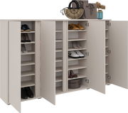 Schuhschrank mit mehreren offenen Türen, gefüllt mit verschiedenen Schuhen, aus einer frontalen Perspektive.