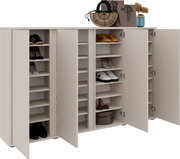 Schuhschrank mit mehreren offenen Türen, gefüllt mit verschiedenen Schuhen, aus einer frontalen Perspektive.