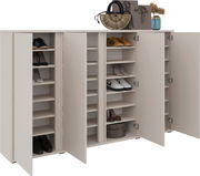 Schuhschrank mit mehreren offenen Türen, gefüllt mit verschiedenen Schuhen, aus einer frontalen Perspektive.