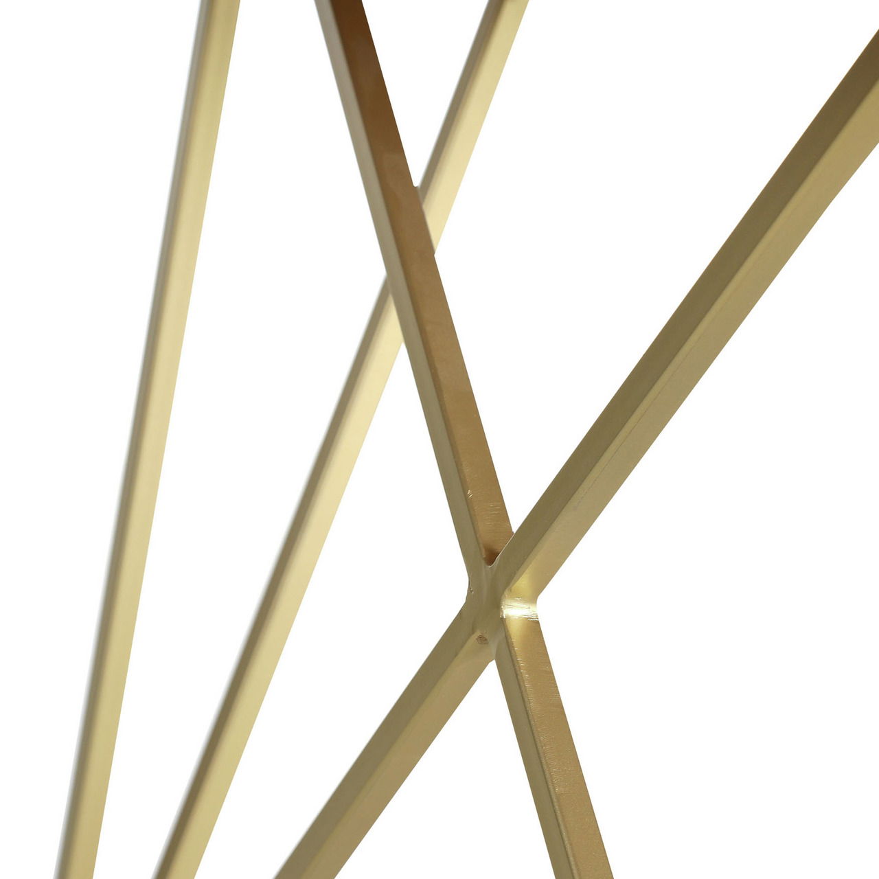 Nahaufnahme der goldenen Metallstreben eines Couchtisches aus seitlicher Perspektive.