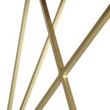 Nahaufnahme der goldenen Metallstreben eines Couchtisches aus seitlicher Perspektive.