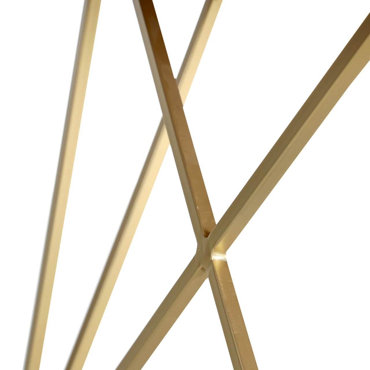 Nahaufnahme der goldenen Metallstreben eines Couchtisches aus seitlicher Perspektive.