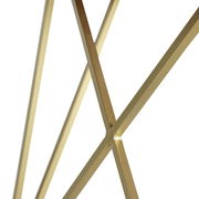 Nahaufnahme der goldenen Metallstreben eines Couchtisches aus seitlicher Perspektive.