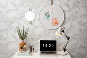 Rond memobord aan de muur met plantenmotief, versierd met briefjes en kaartjes, gezien vanuit een zijaanzicht.