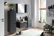 Modernes Waschtisch-Set in einem stilvollen Badezimmer mit grauen Schränken, einem Spiegel und Pflanzen, seitliche Perspektive.