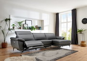 Graue Longchairkombination RONALD von XORA in einem modernen Wohnzimmer, seitliche Perspektive mit Blick auf das Sofa und die Fenster im Hintergrund.
