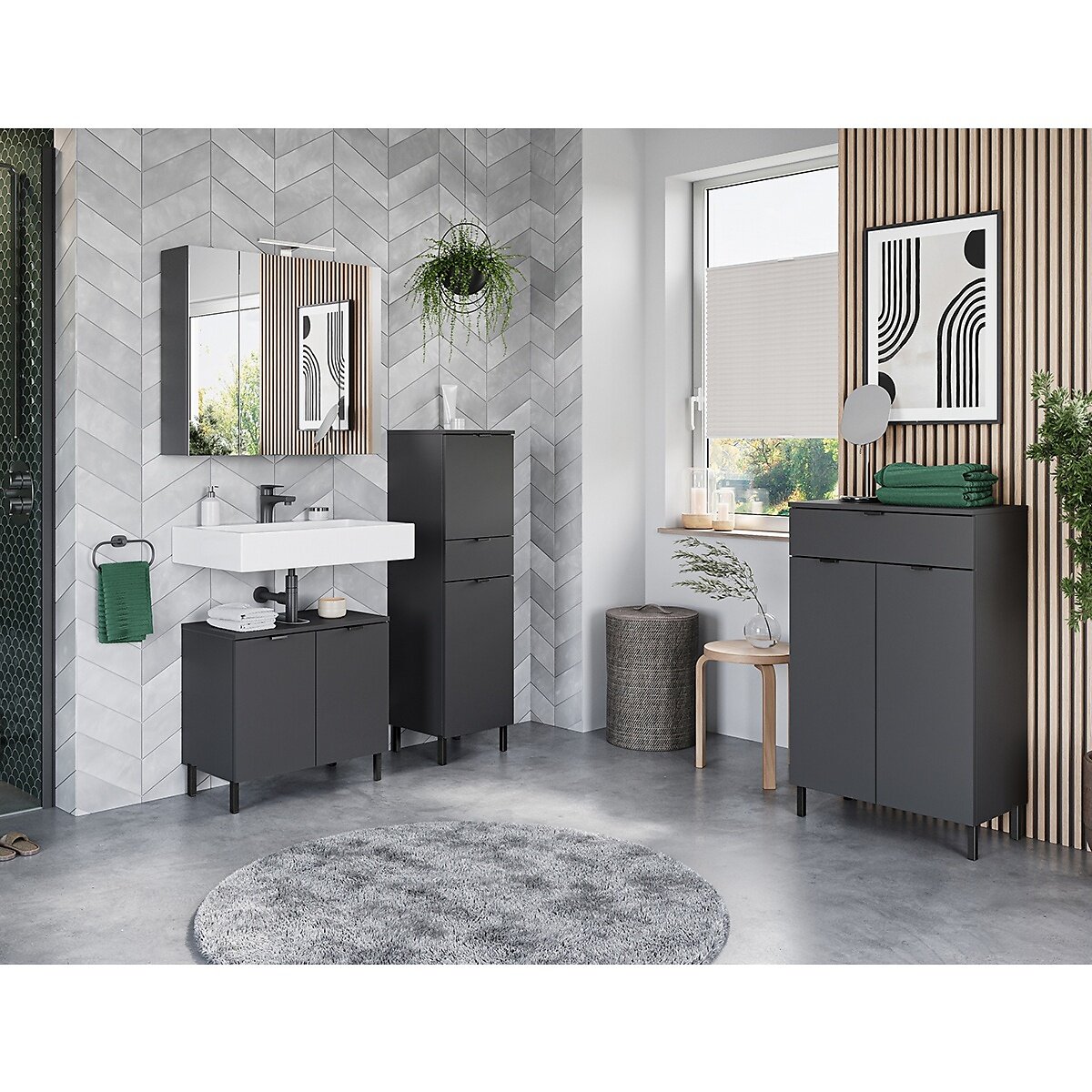 Moderne Badezimmerkommode in dunklem Design, frontal fotografiert, umgeben von stilvoller Dekoration und grauen Fliesen.