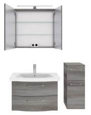 Badezimmermöbel-Set bestehend aus einem Spiegelschrank mit Beleuchtung, einem Waschbeckenunterschrank mit zwei Schubladen und einem hohen Seitenschrank, frontal abgebildet.