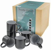 Nordic Fjord „Frost“ 6-teiliges Tassenset aus hochwertigem Steinzeug von CreaTable, schwarze Tassen mit grauer Innenstruktur vor der Verpackungsbox, schräg von vorne fotografiert.