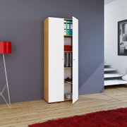 Schmaler, hoher Mehrzweckschrank in Holzoptik mit weißen Türen, eine Tür geöffnet und Regalböden mit Ordnern und Schuhen sichtbar; Ansicht schräg von vorn.